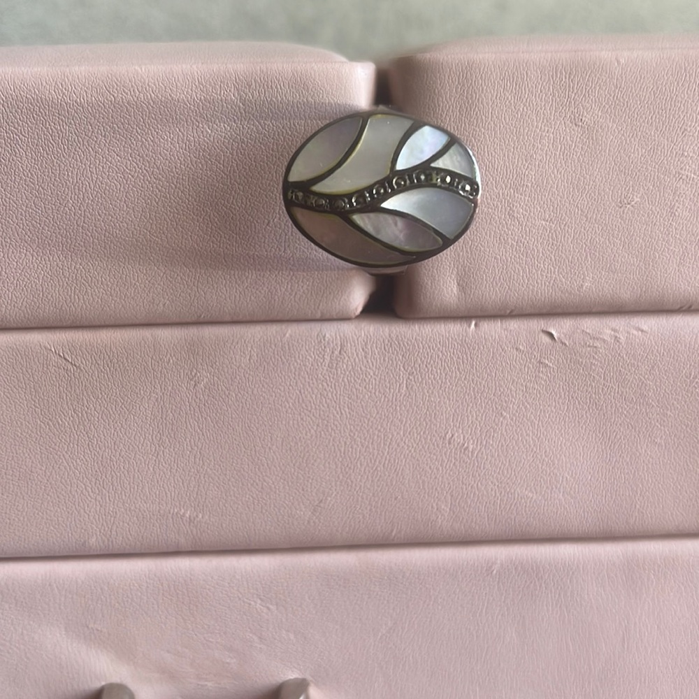 Ring silver and mother of pearl.